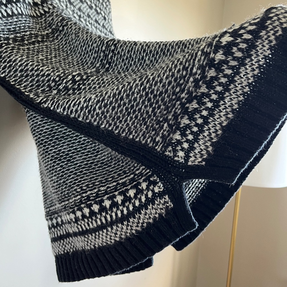 OLD NAVY | Black & White Knit Sweater (size medium) - Picture 3 of 4